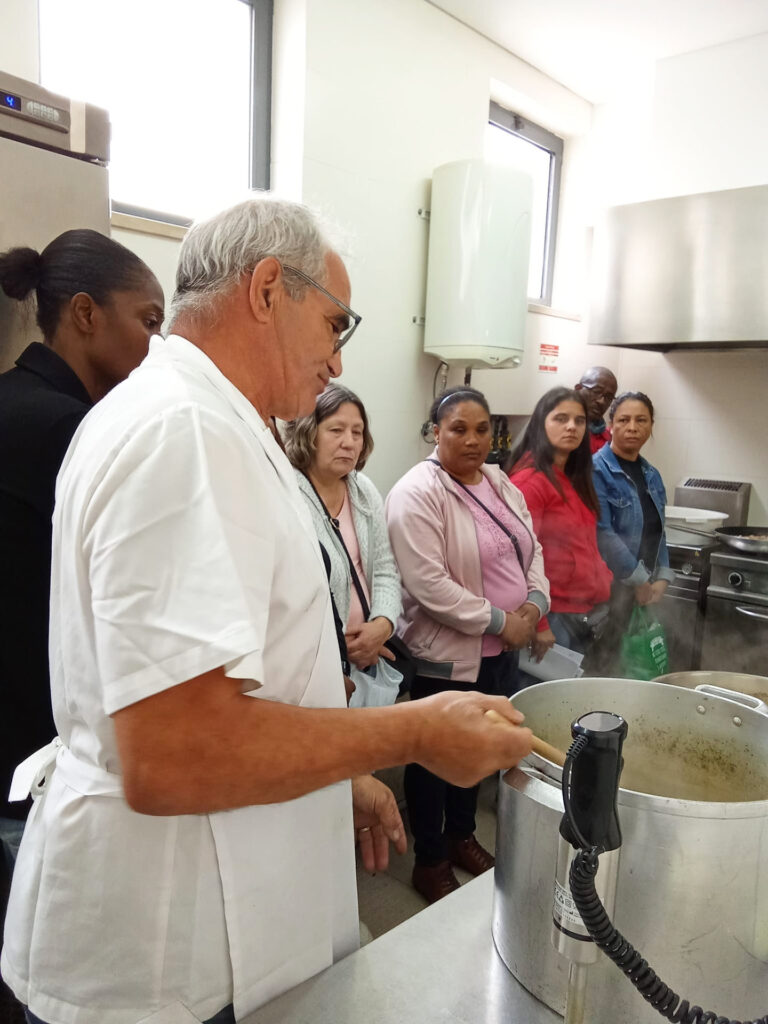 Chefe Victor e famílias em ação de Alimentação Saudável e Desperdício Alimentar no CAPA