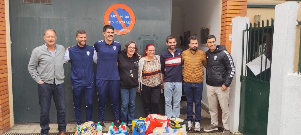 crianças CATL CAPA e jogadores Amora FC SAD no Estádio da Medideira