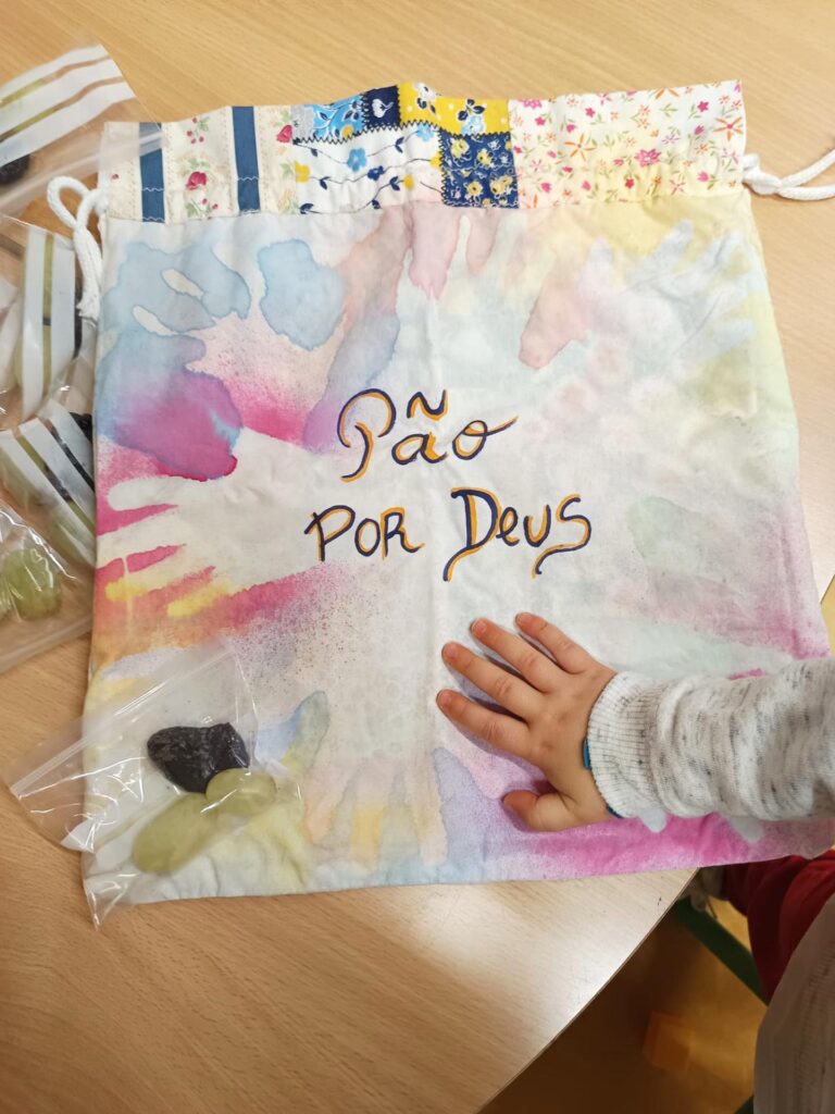Crianças do CAPA com saquinhos a celebrar a tradição do Pão por Deus no Dia de Todos os Santos.